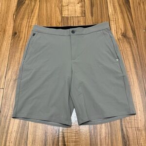 Vuori Aim Classic Fit Lightweight Active 8" Golf Shorts Gray Mens Medium